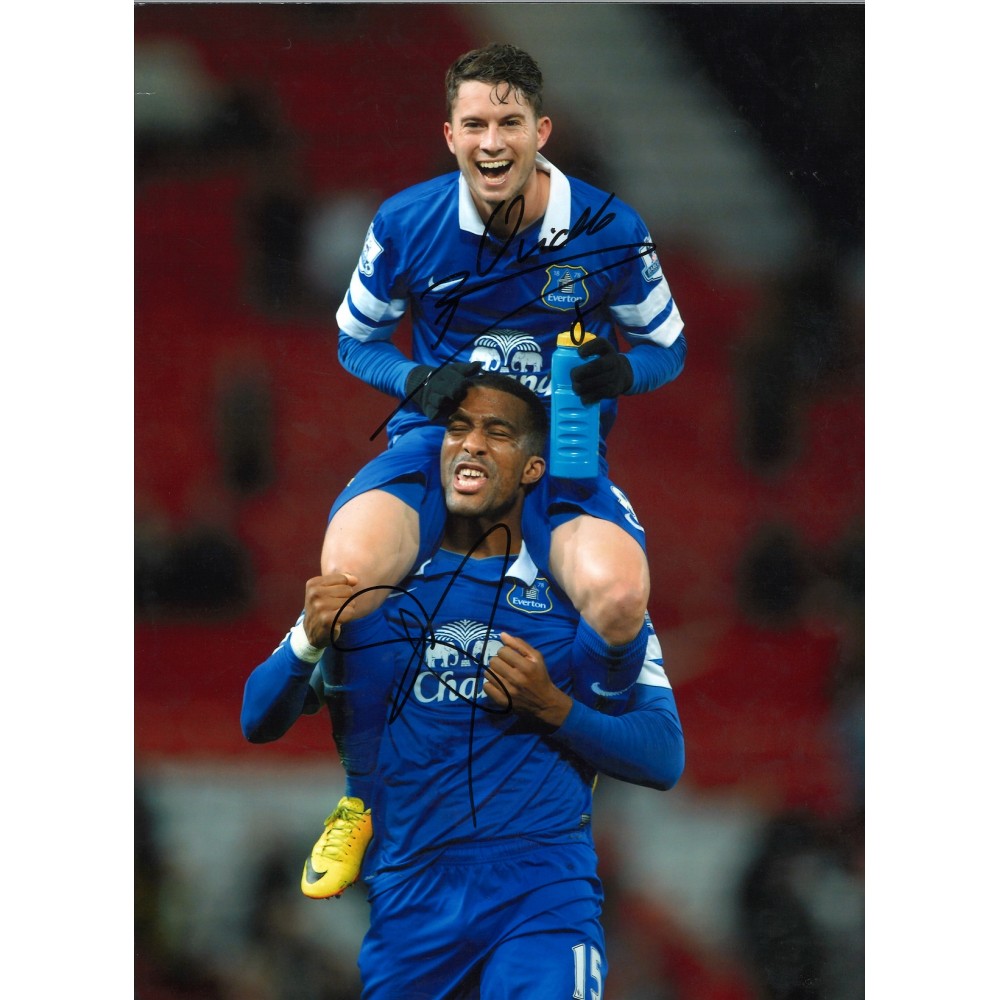 Tim Howard, Sylvain Distin and John Heitinga Everton Signed 10 x 8 inch football photo. Tim Howard, Sylvain Distin and John Heitinga Everton Signed 10 x 8 inch football photo.