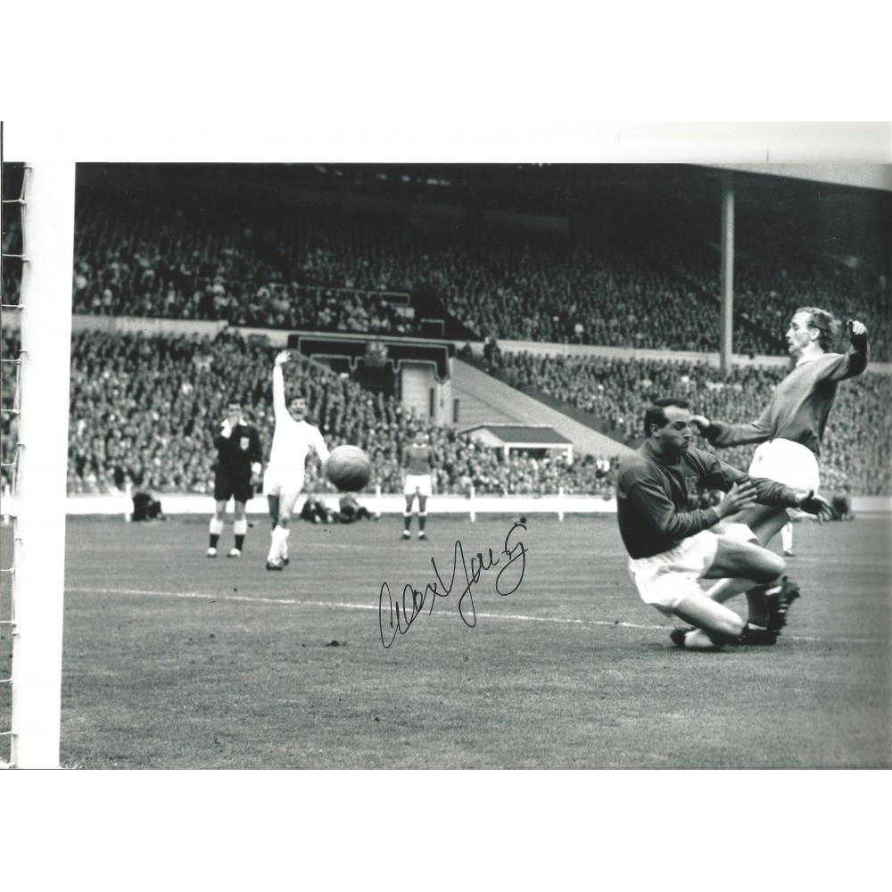 Alex Young Everton Signed 10 x 8 inch football photo. Alex Young Everton Signed 10 x 8 inch football photo.