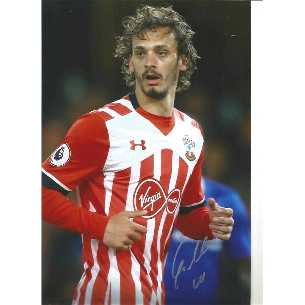 Manolo Gabiadinni Southampton Signed 10 x 8 inch football photo. Manolo Gabiadinni Southampton Signed 10 x 8 inch football photo.
