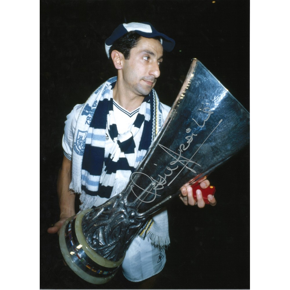 Ossie Ardiles Tottenham Signed 16 x 12 inch football photo. Ossie Ardiles Tottenham Signed 16 x 12 inch football photo.