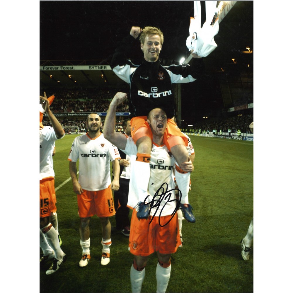Stephen Crainey Blackpool Signed 16 x 12 inch football photo. Stephen Crainey Blackpool Signed 16 x 12 inch football photo.