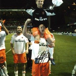 Stephen Crainey Blackpool Signed 16 x 12 inch football photo. Stephen Crainey Blackpool Signed 16 x 12 inch football photo.