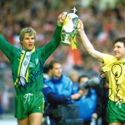Dave Watson and Chris Woods Norwich City Signed 16 x 12 inch football photo. Dave Watson and Chris Woods Norwich City Signed 16 x 12 inch football photo.