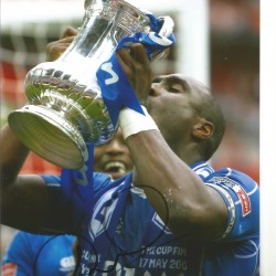 Sol Campbell Portsmouth Signed 10 x 8 inch football photo. Sol Campbell Portsmouth Signed 10 x 8 inch football photo.