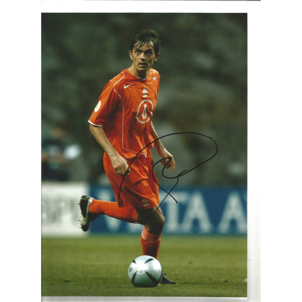 Phillip Cocu Holland Signed 10 x 8 inch football photo. Phillip Cocu Holland Signed 10 x 8 inch football photo.