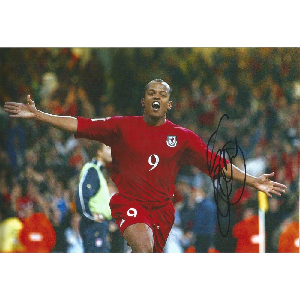Robert Earnshaw Wales Signed 10 x 8 inch football photo. Robert Earnshaw Wales Signed 10 x 8 inch football photo.