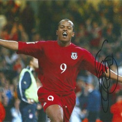 Robert Earnshaw Wales Signed 10 x 8 inch football photo. Robert Earnshaw Wales Signed 10 x 8 inch football photo.