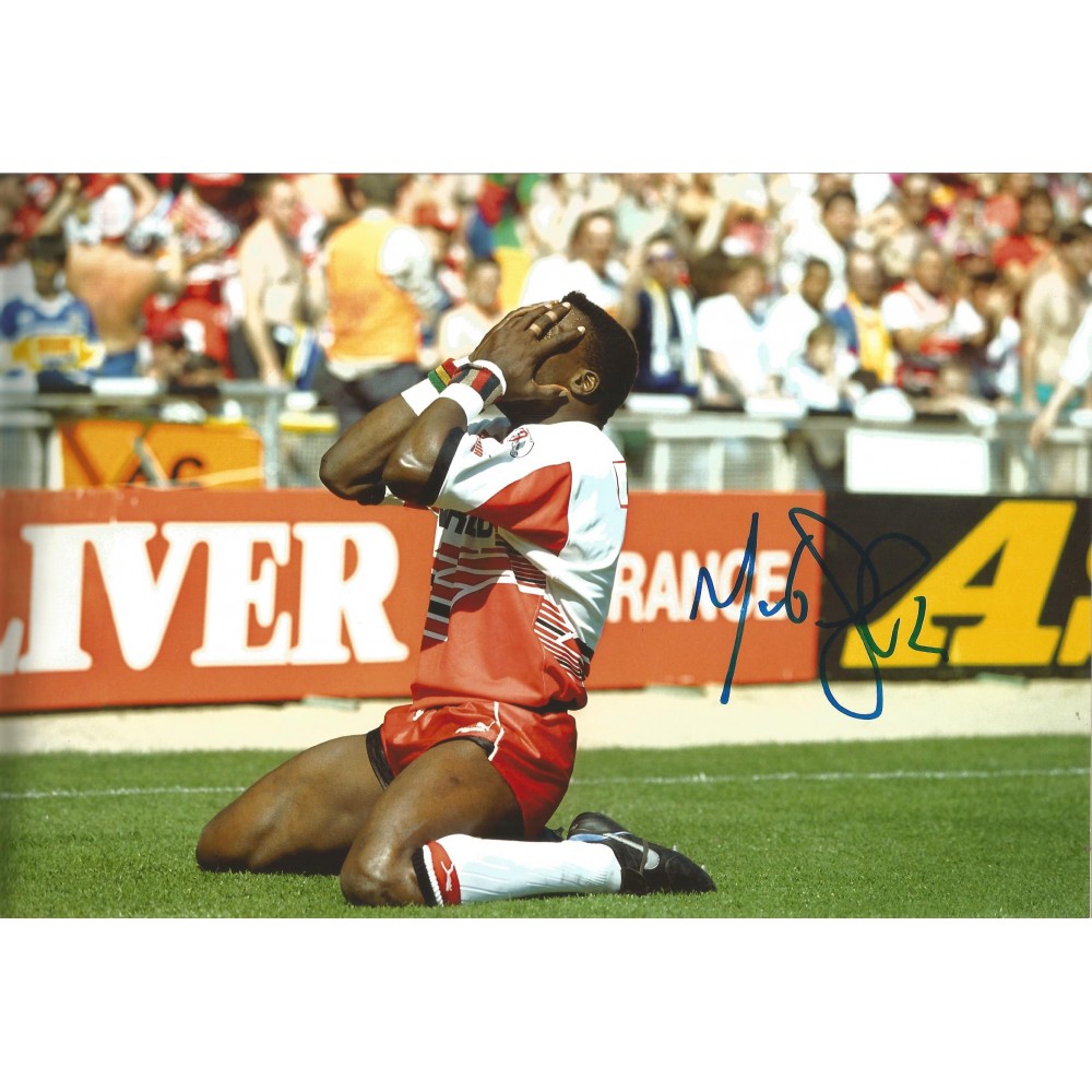 Martin Offiah Signed 10 x 8 inch rugby photo. Martin Offiah Signed 10 x 8 inch rugby photo.
