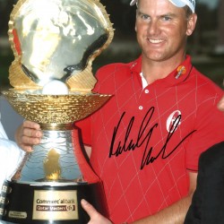 Robert Karlsson Signed 10 x 8 inch golf photo. Robert Karlsson Signed 10 x 8 inch golf photo.