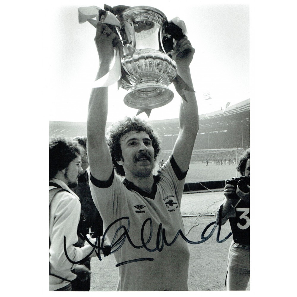 Alan Sunderland Signed Arsenal 1979 FA Cup 10 x 8 inch Football Photograph. Alan Sunderland Signed Arsenal 1979 FA Cup 10 x 8 inch Football Photograph.
