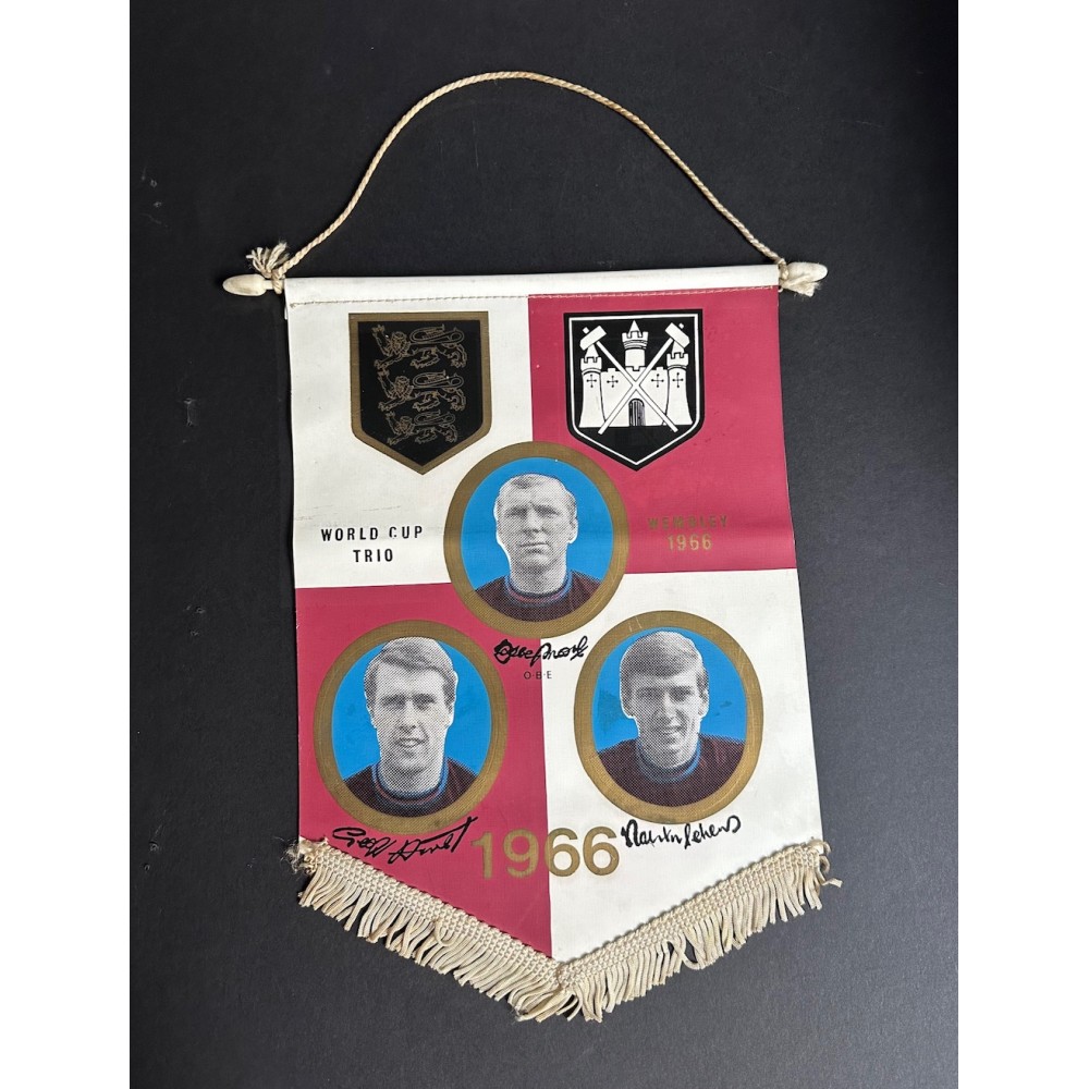 West Ham Signed 1966 World Cup Coffer Pennant:Signed By Bobby Moore Geoff Hurst & Martin Peters West Ham Signed 1966 World Cup Coffer Pennant:Signed By Bobby Moore Geoff Hurst & Martin Peters