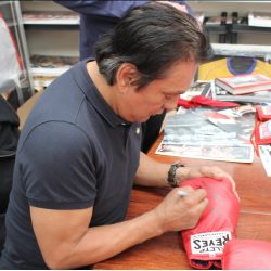 Roberto Duran & Sugar Ray Leonard Dual Signed Reyes Boxing Glove Roberto Duran & Sugar Ray Leonard Dual Signed Reyes Boxing Glove
