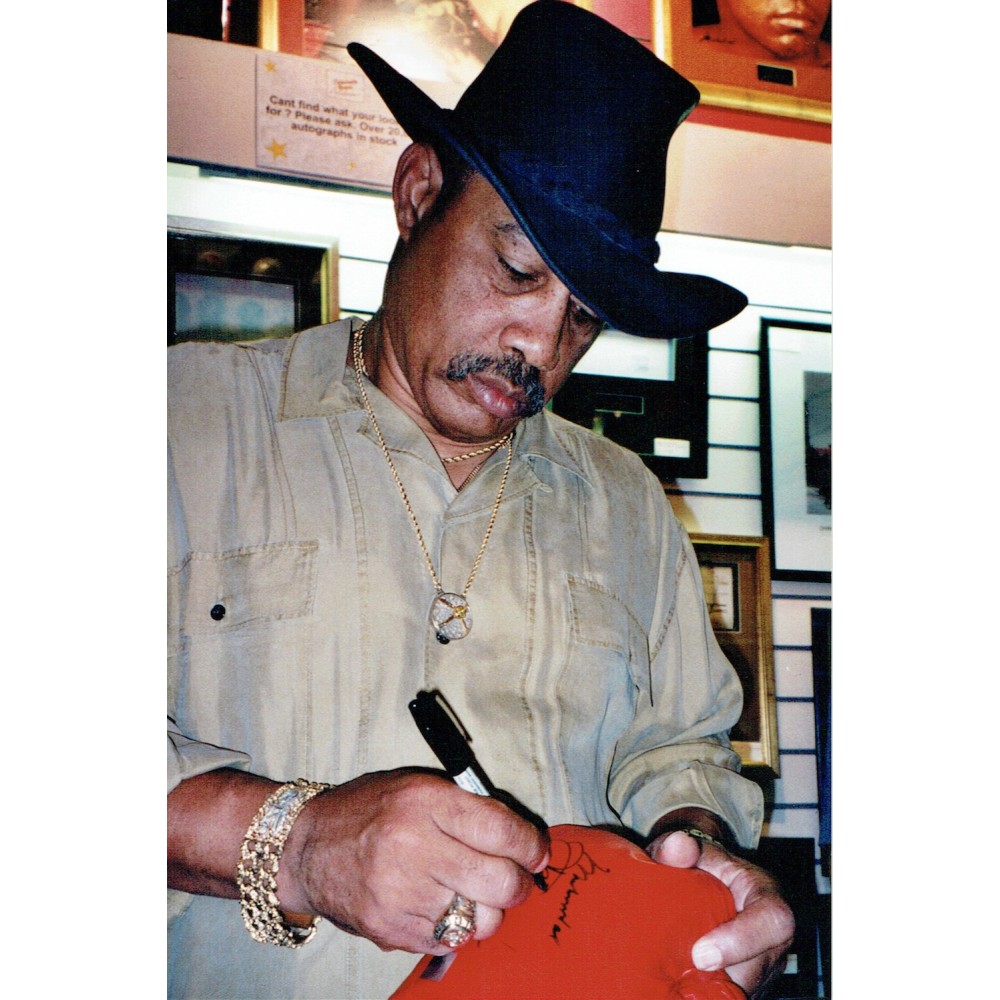 Ken Norton (1943 - 2013) Signed 9oz Lonsdale Boxing Glove Signed on the 24/10/2000 Comes With Photo Proof of Ken at Signing Session. Ken Norton (1943 - 2013) Signed 9oz Lonsdale Boxing Glove Signed on the 24/10/2000 Comes With Photo Proof of Ken at Signing Session.