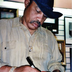 Ken Norton (1943 - 2013) Signed 9oz Lonsdale Boxing Glove Signed on the 24/10/2000 Comes With Photo Proof of Ken at Signing Session. Ken Norton (1943 - 2013) Signed 9oz Lonsdale Boxing Glove Signed on the 24/10/2000 Comes With Photo Proof of Ken at Signing Session.