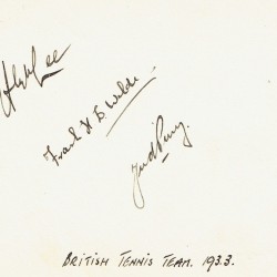 FRED PERRY, HAROLD LEE & FRANK WILDE SIGNED 1933 WINNING BRITISH DAVIS CUP TENNIS TEAM AUTOGRAPH ALBUM PAGE FRED PERRY, HAROLD LEE & FRANK WILDE SIGNED 1933 WINNING BRITISH DAVIS CUP TENNIS TEAM AUTOGRAPH ALBUM PAGE
