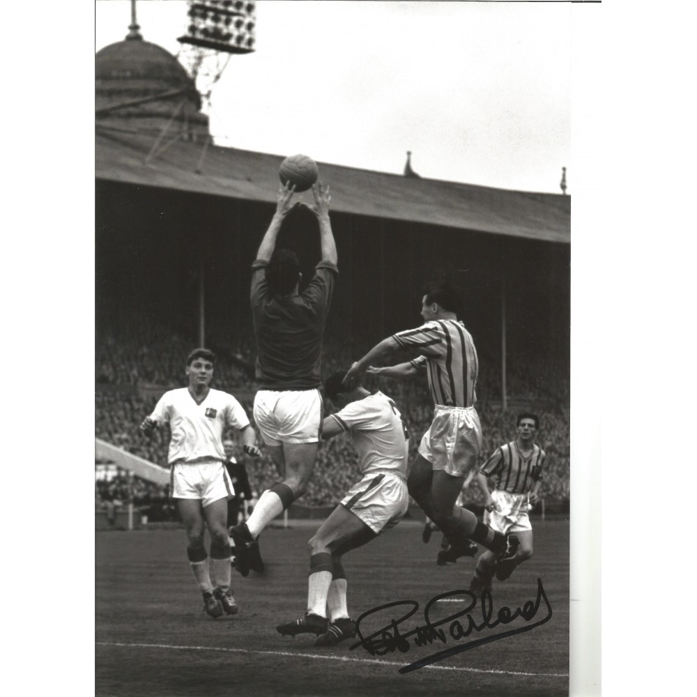 Peter Mcparland Aston Villa Signed 12 x 8 inch football photo. Peter Mcparland Aston Villa Signed 12 x 8 inch football photo.