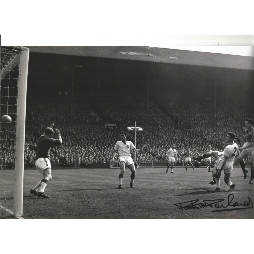 Peter Mcparland Aston Villa Signed 10 x 8 inch football photo. Peter Mcparland Aston Villa Signed 10 x 8 inch football photo.