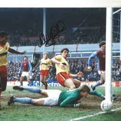 Nigel Spink Aston Villa Signed 12 x 8 inch football photo. Nigel Spink Aston Villa Signed 12 x 8 inch football photo.