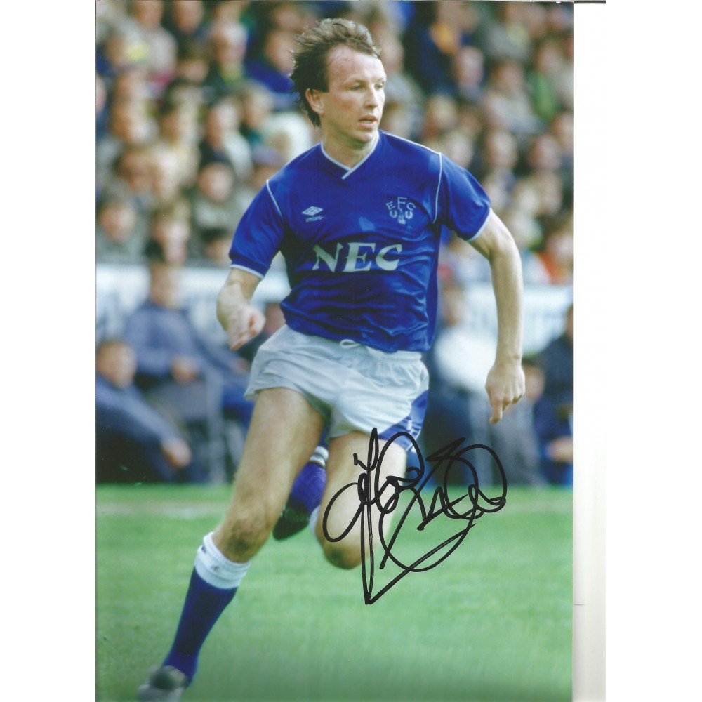 Trevor Steven Everton Signed 12 x 8 inch football photo. Trevor Steven Everton Signed 12 x 8 inch football photo.