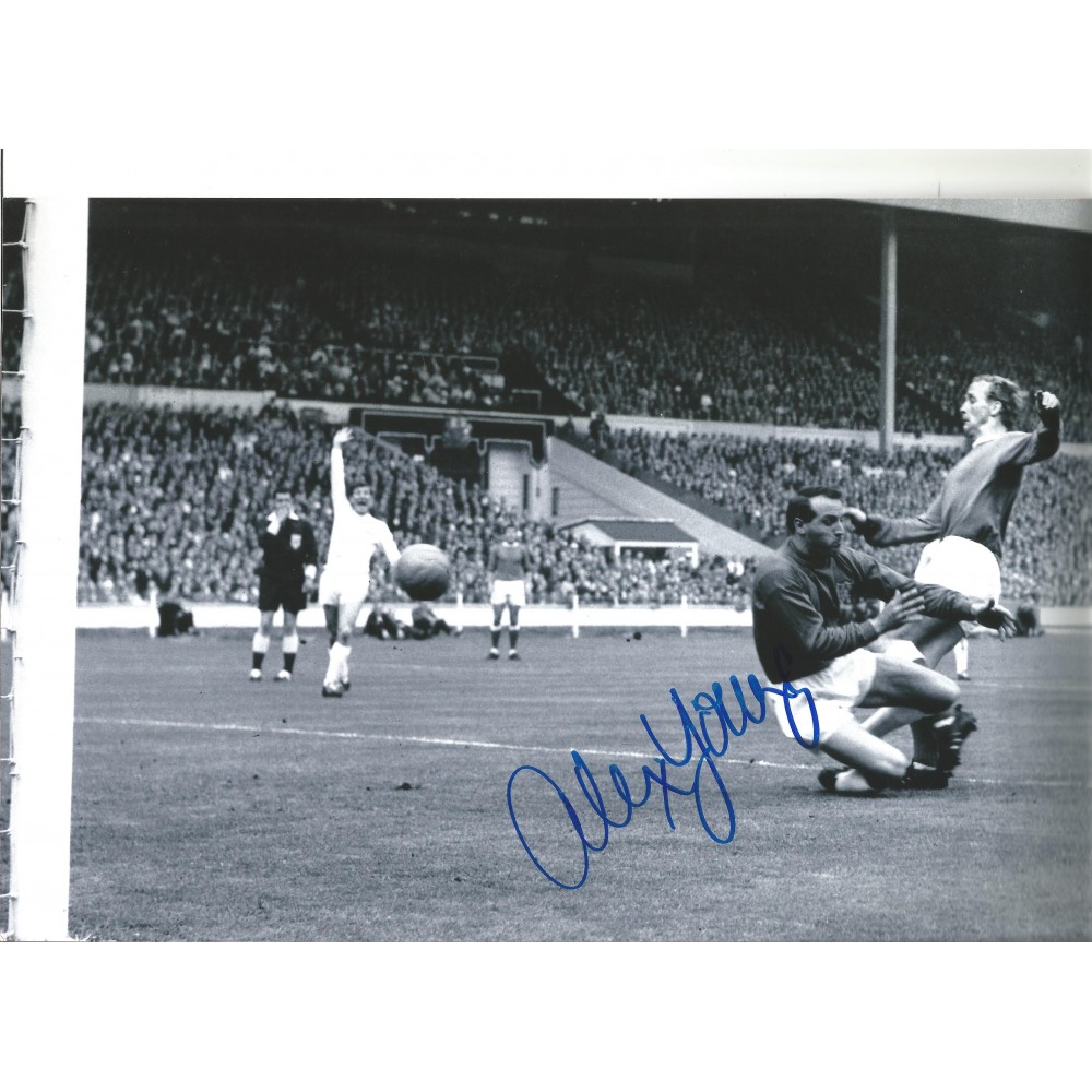 Alex Young Everton Signed 10 x 8 inch football photo.