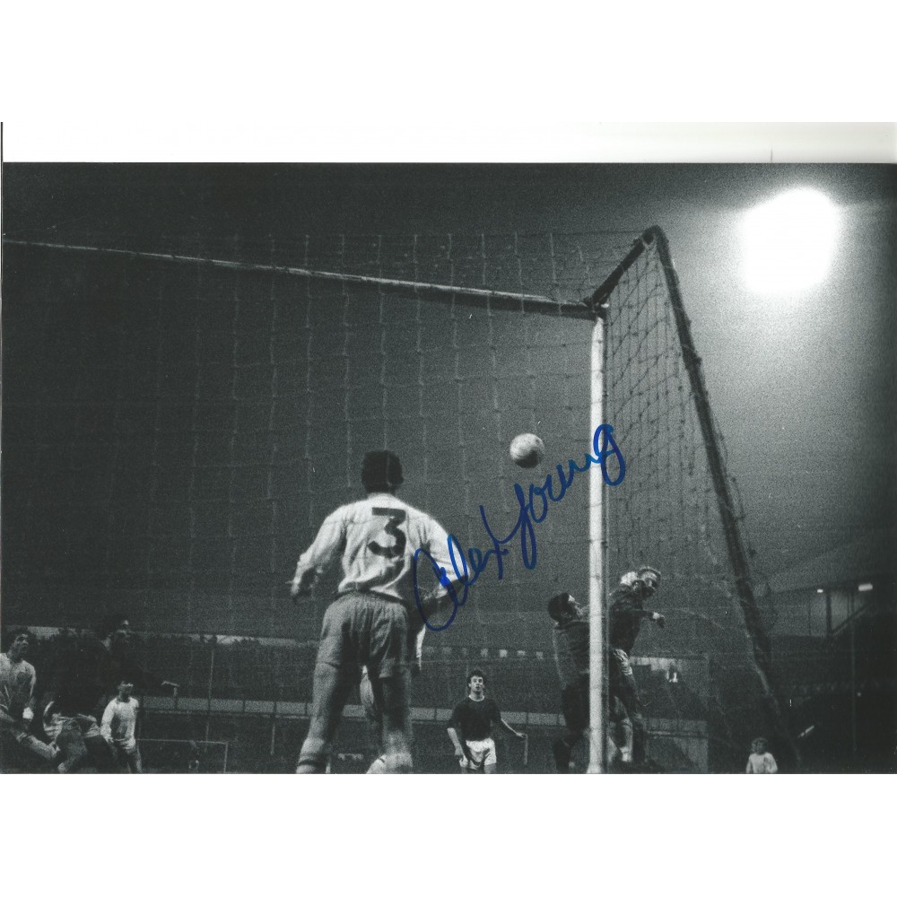Alex Young Everton Signed 10 x 8 inch football photo. Alex Young Everton Signed 10 x 8 inch football photo.