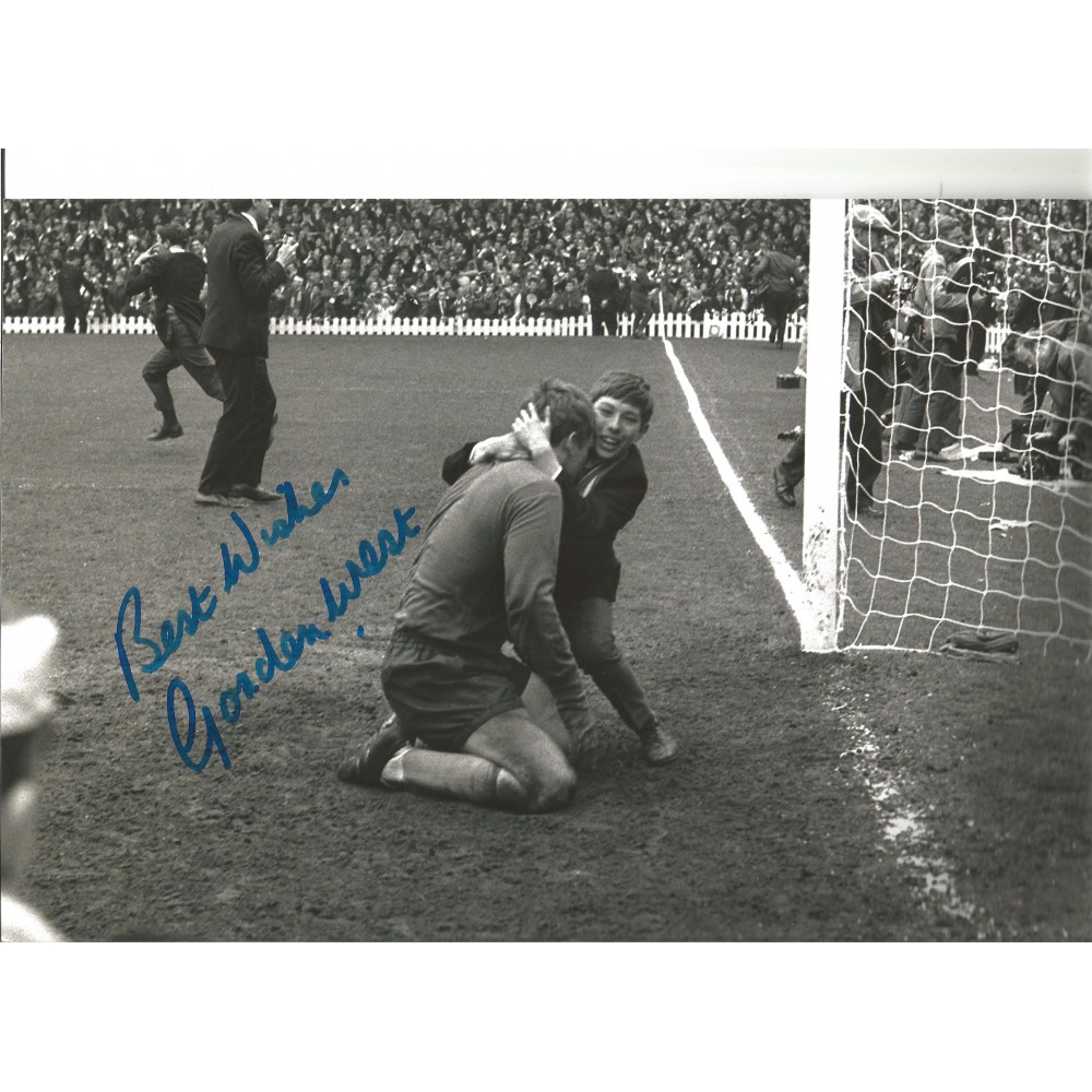 Gordon West Everton Signed 10 x 8 inch football photo.