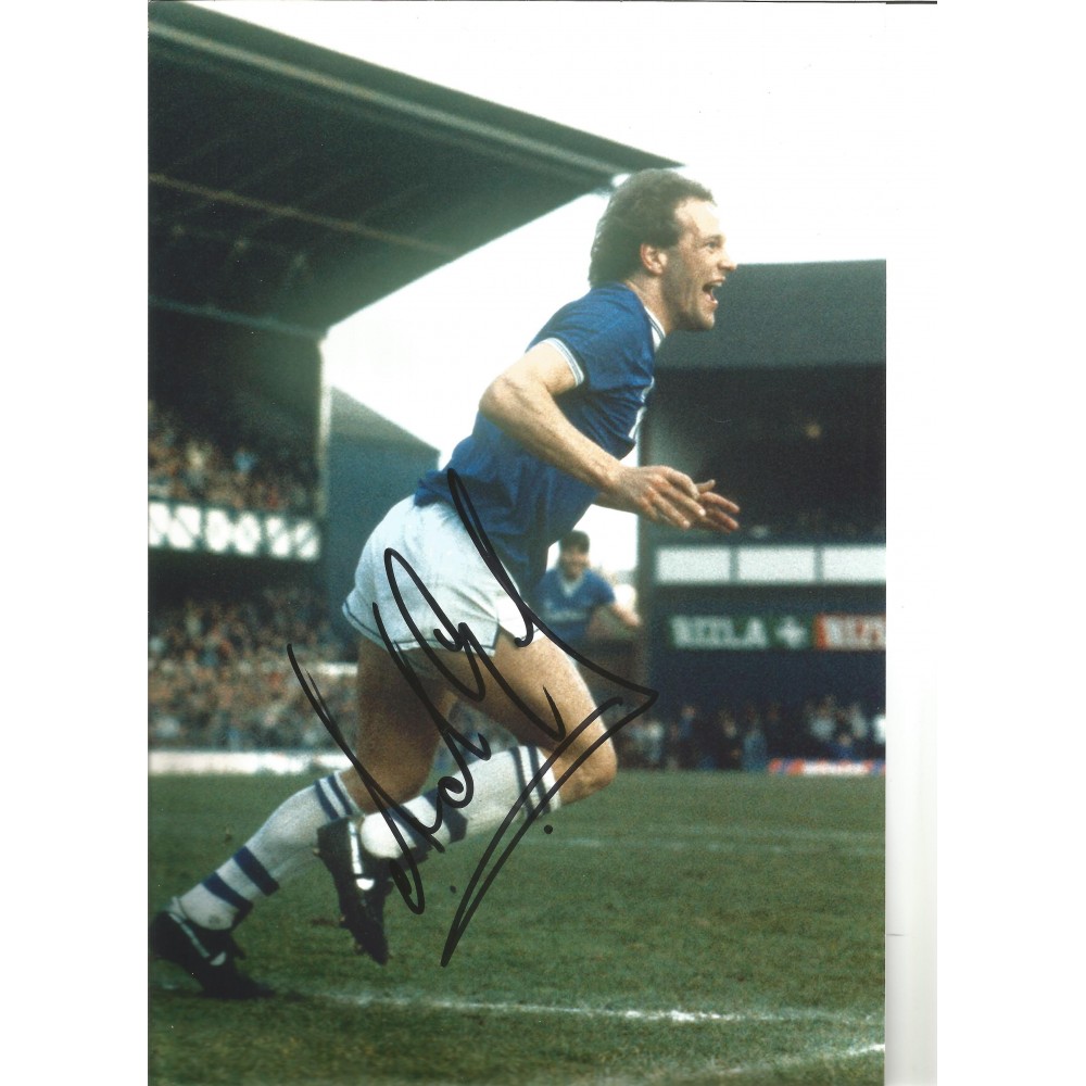 Andy Gray Everton Signed 10 x 8 inch football photo. Andy Gray Everton Signed 10 x 8 inch football photo.