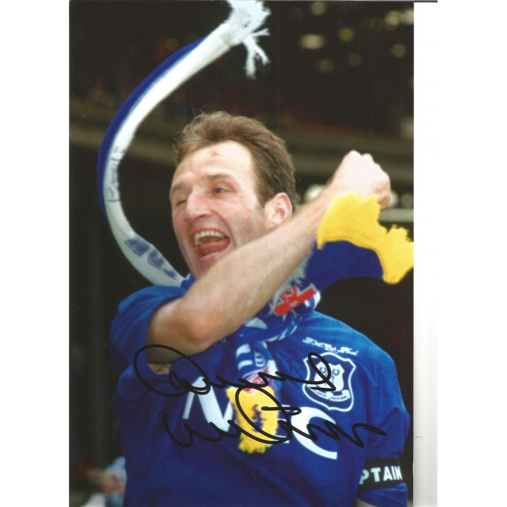 Dave Watson Everton Signed 10 x 8 inch football photo. Dave Watson Everton Signed 10 x 8 inch football photo.