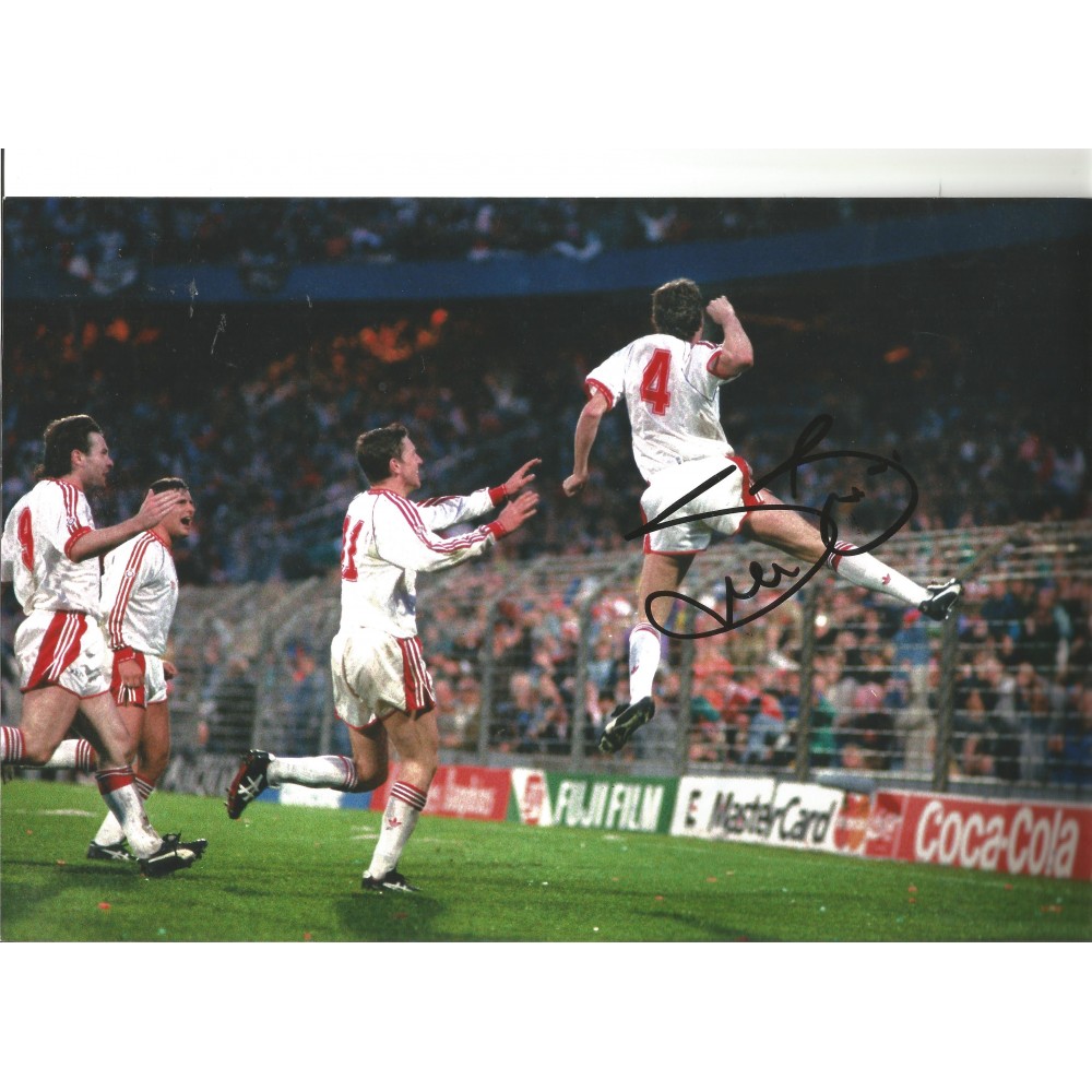 Steve Bruce Man United Signed 10 x 8 inch football photo.