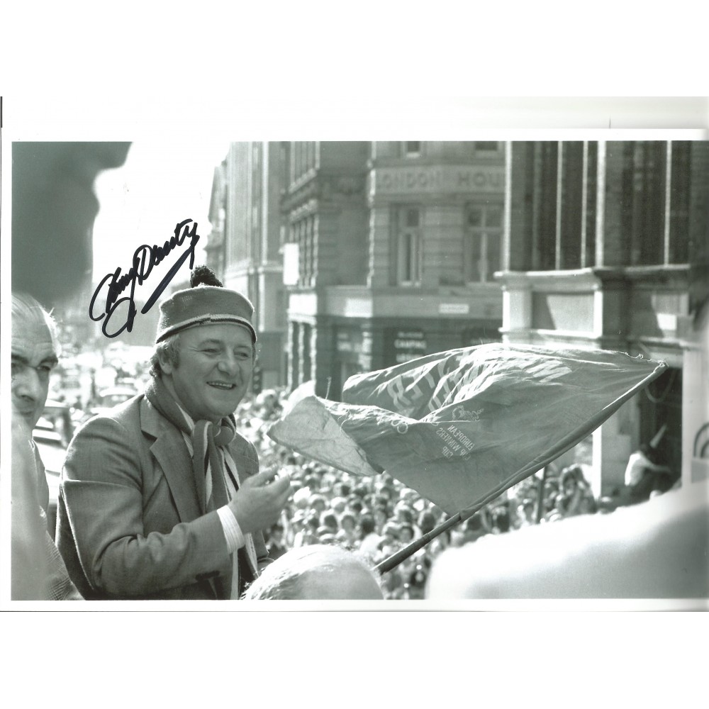 Tommy Docherty Man United Signed 10 x 8 inch football photo. Tommy Docherty Man United Signed 10 x 8 inch football photo.