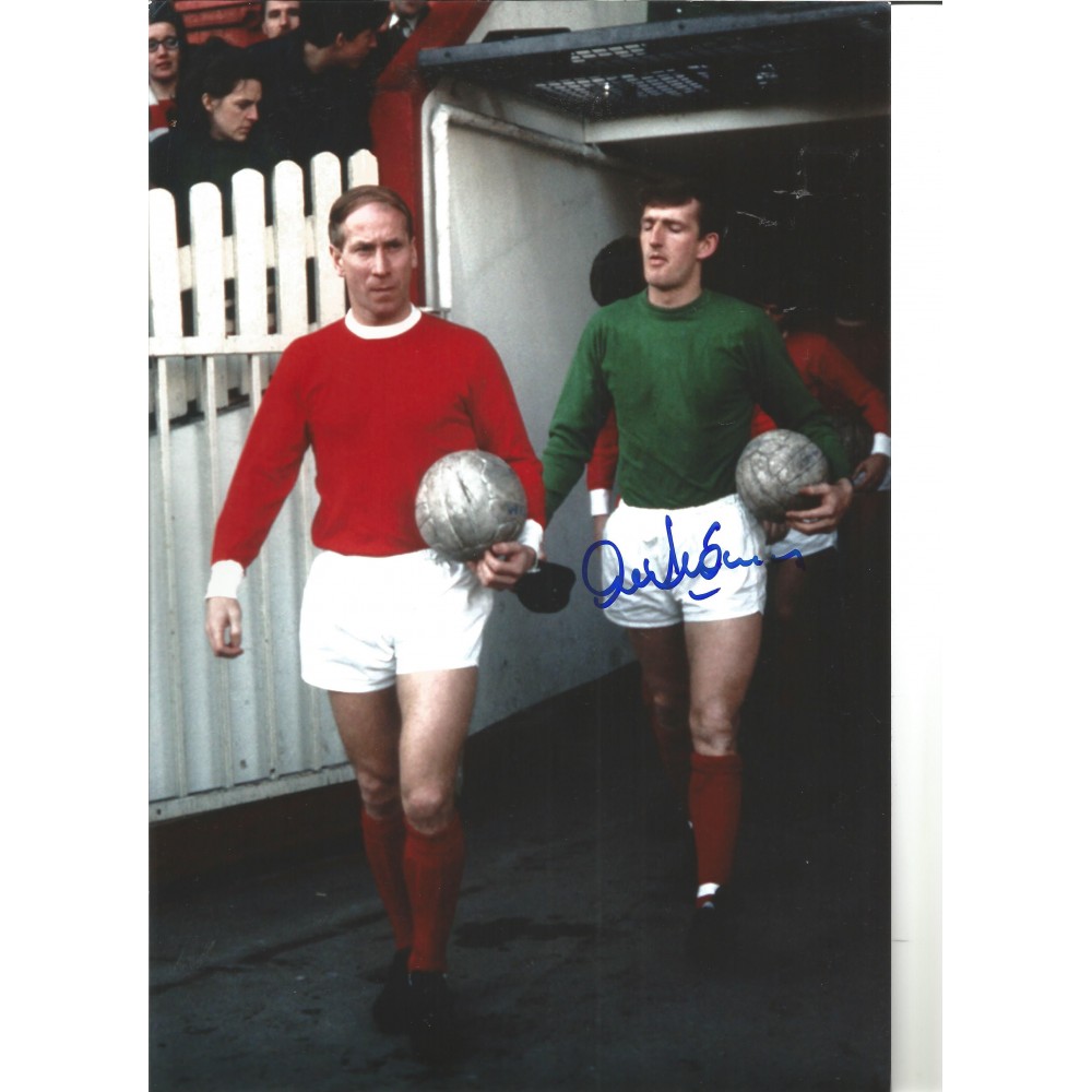 Alex Stepney Man United Signed 10 x 8 inch football photo. Alex Stepney Man United Signed 10 x 8 inch football photo.