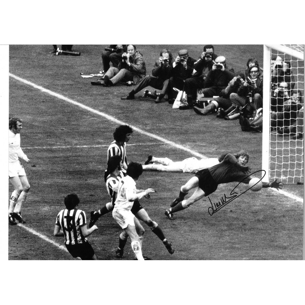Jim Montgomery FA Final Sunderland Signed 16 x 12 inch football photo. Jim Montgomery FA Final Sunderland Signed 16 x 12 inch football photo.