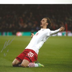 Manolo Gabiadinni Southampton Signed 10 x 8 inch football photo. Manolo Gabiadinni Southampton Signed 10 x 8 inch football photo.