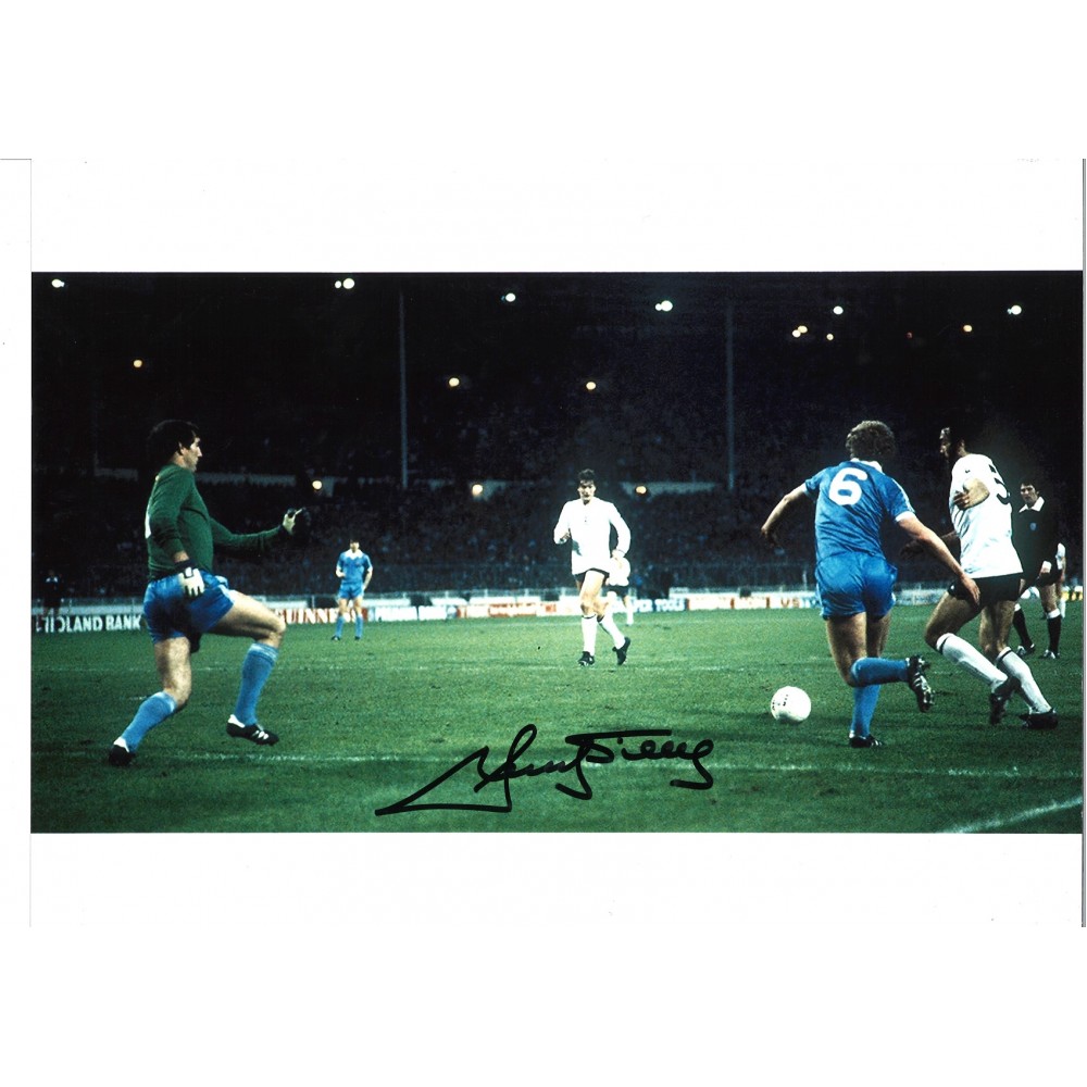 Ricky Villa Wembley Goal Tottenham Signed 16 x 12 inch football photo. Ricky Villa Wembley Goal Tottenham Signed 16 x 12 inch football photo.