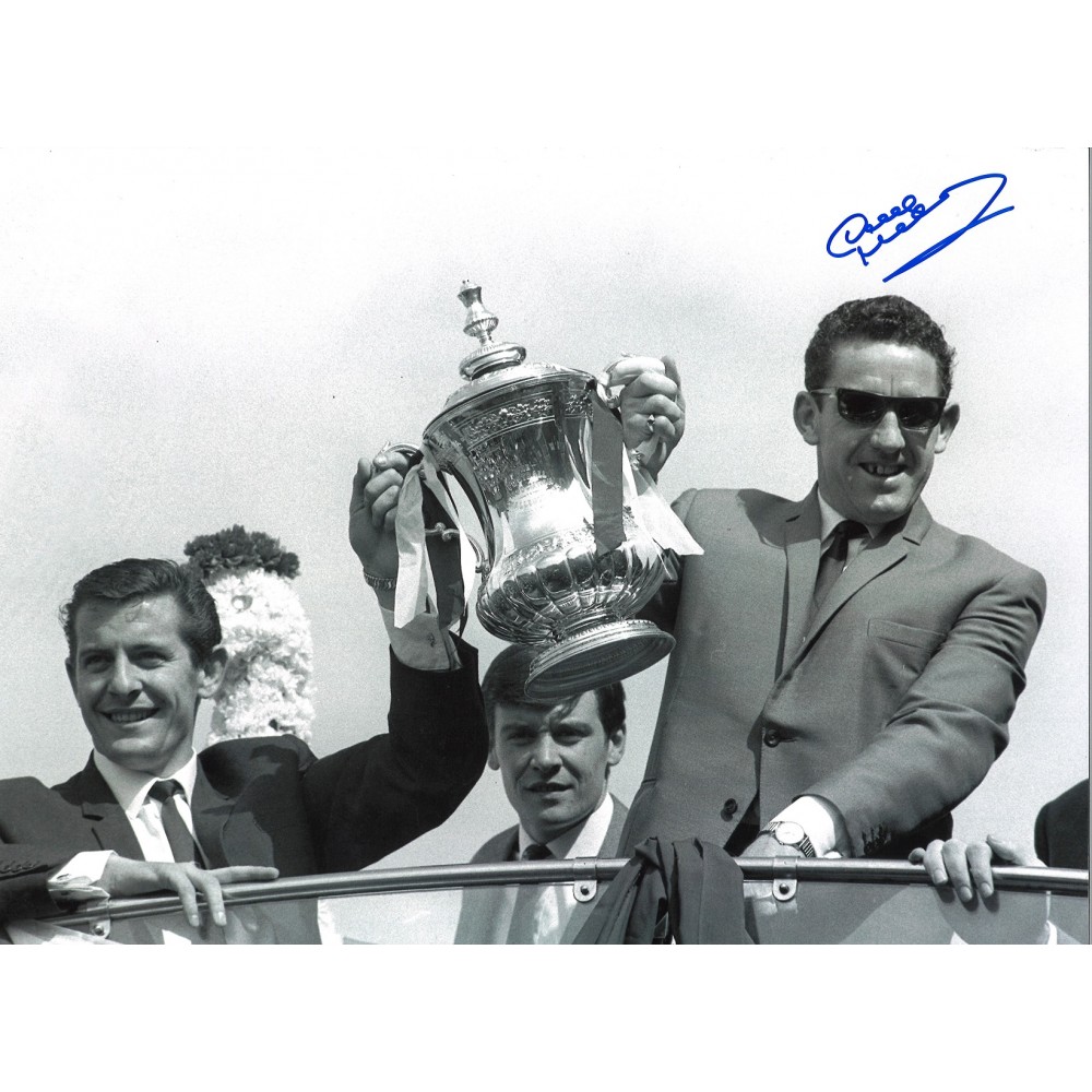 Dave Mackay Tottenham Signed 16 x 12 inch football photo. Dave Mackay Tottenham Signed 16 x 12 inch football photo.