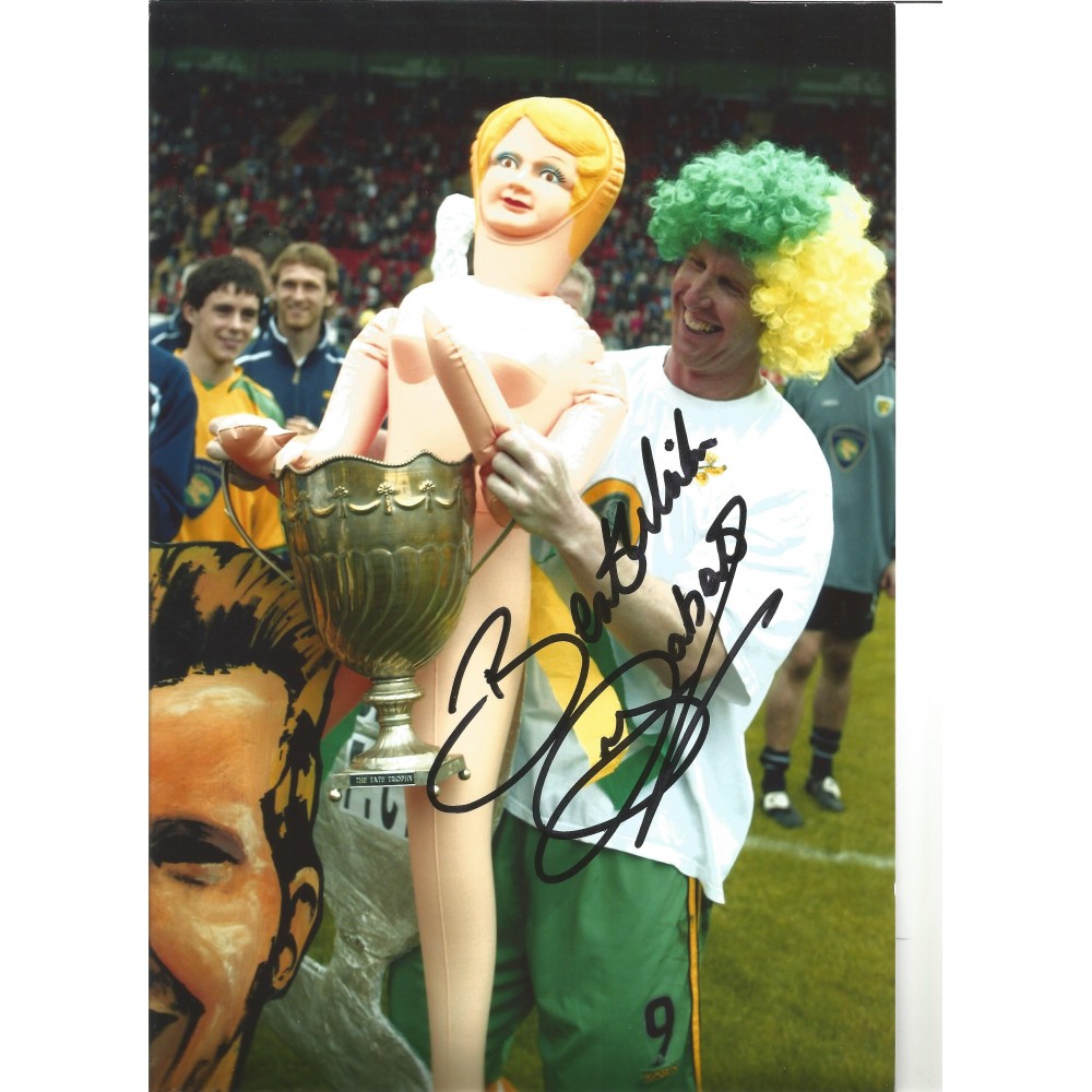 Iwan Roberts Norwich City Signed 10 x 8 inch football photo. Iwan Roberts Norwich City Signed 10 x 8 inch football photo.