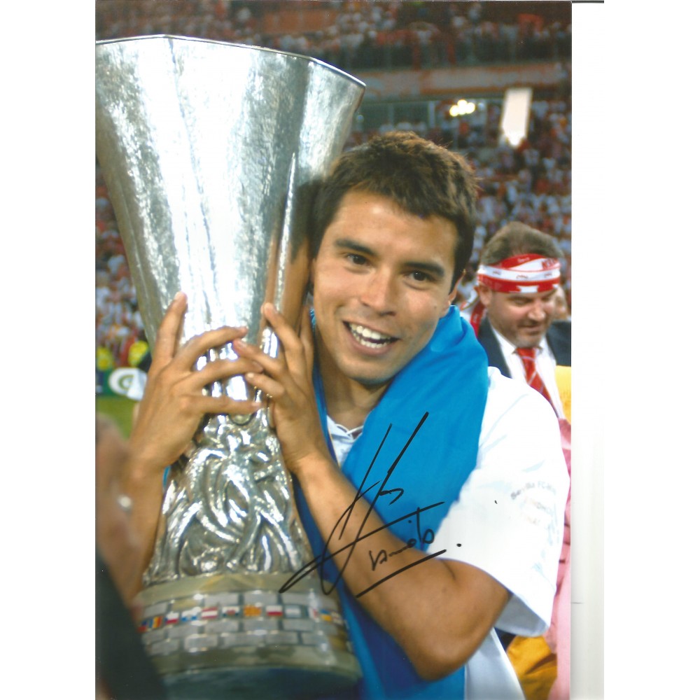 Javier Saviola Argentina Signed 10 x 8 inch football photo. Javier Saviola Argentina Signed 10 x 8 inch football photo.