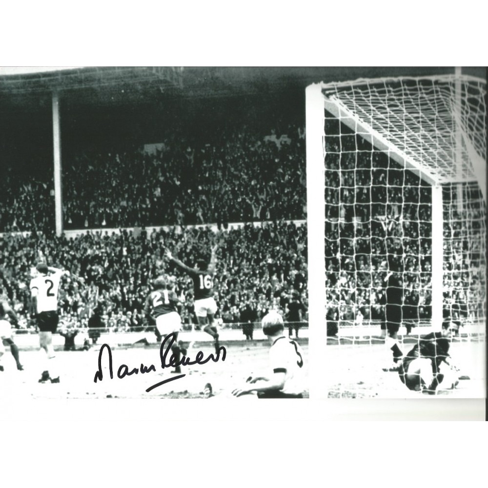 Martin Peters 66 England Signed 10 x 8 inch football photo. Martin Peters 66 England Signed 10 x 8 inch football photo.