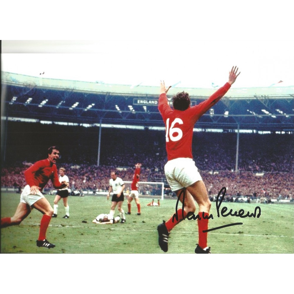 Martin Peters 66 England Signed 10 x 8 inch football photo. Martin Peters 66 England Signed 10 x 8 inch football photo.