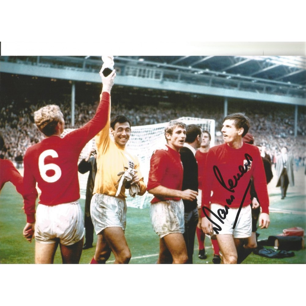 Martin Peters 66 England Signed 10 x 8 inch football photo. Martin Peters 66 England Signed 10 x 8 inch football photo.