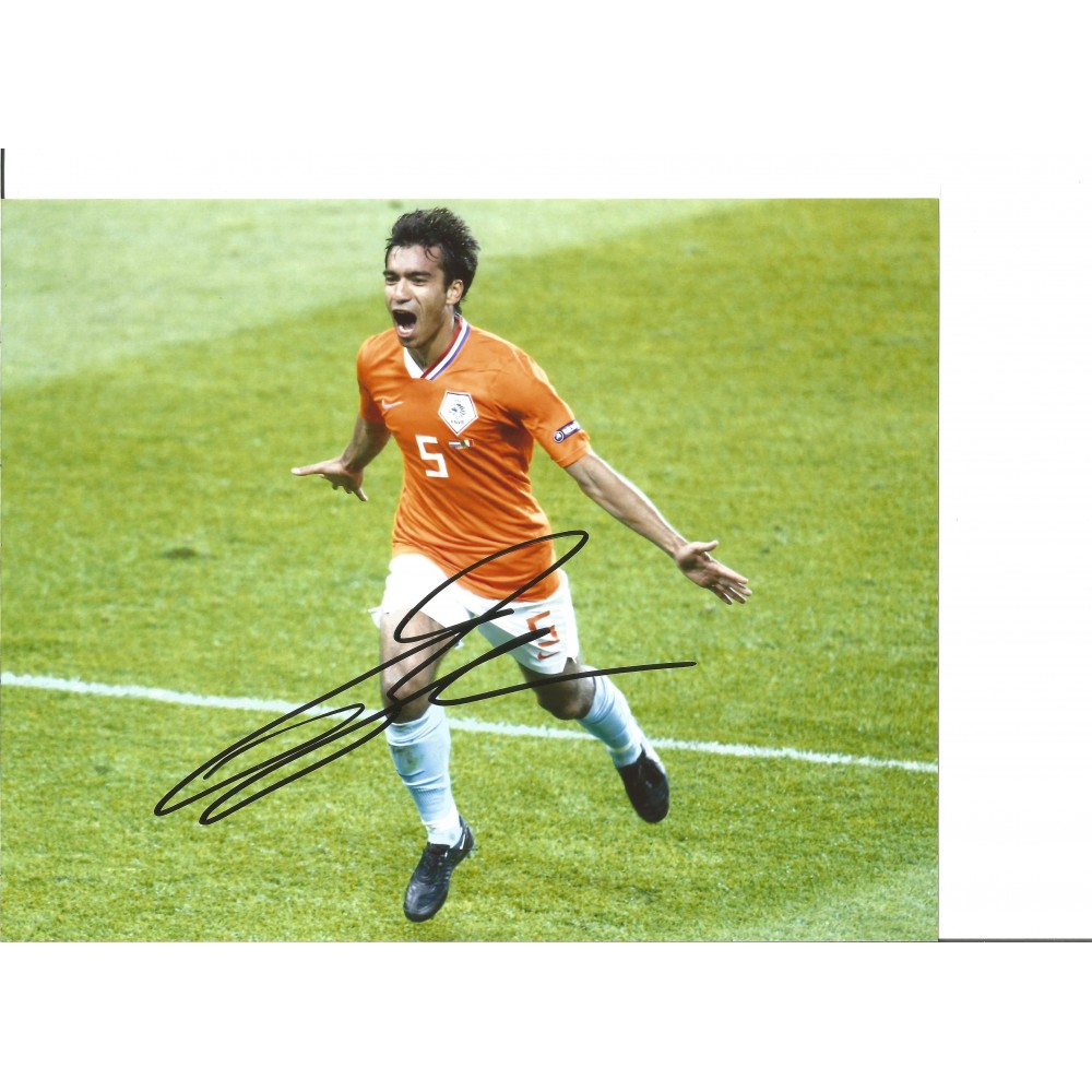 Giovanni Van Bronckhorst Holland Signed 10 x 8 inch football photo. Giovanni Van Bronckhorst Holland Signed 10 x 8 inch football photo.