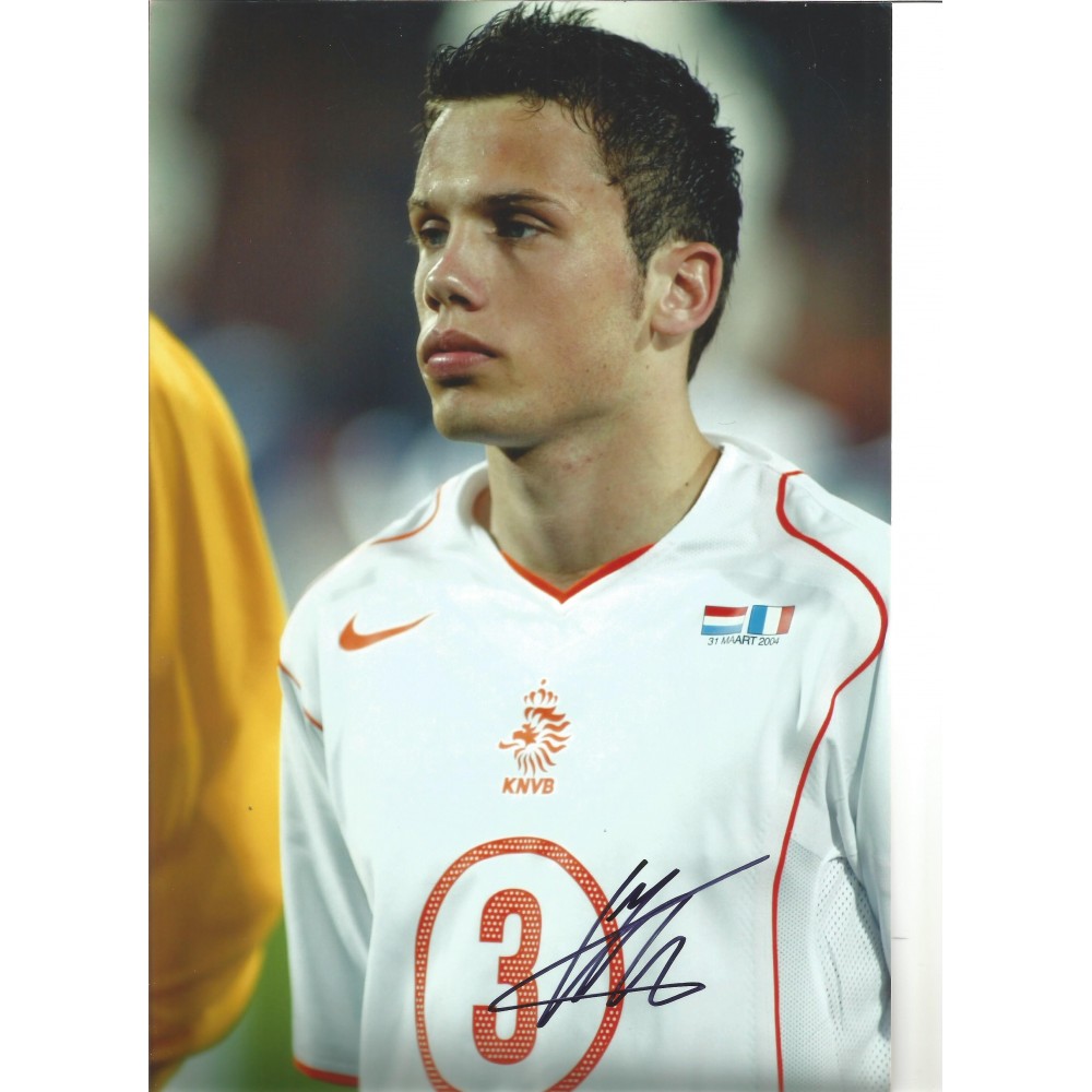 Johnny Heitinga Holland Signed 10 x 8 inch football photo. Johnny Heitinga Holland Signed 10 x 8 inch football photo.