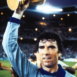 Dino Zoff Italy Signed 16 x 12 inch football photo. Dino Zoff Italy Signed 16 x 12 inch football photo.