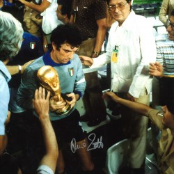 Dino Zoff Italy Signed 16 x 12 inch football photo. Dino Zoff Italy Signed 16 x 12 inch football photo.