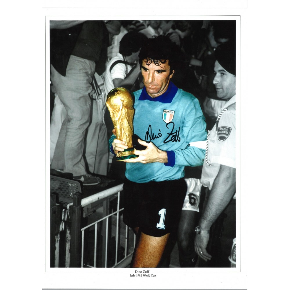 Dino Zoff Italy Signed 16 x 12 inch football photo. Dino Zoff Italy Signed 16 x 12 inch football photo.