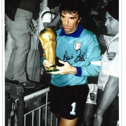 Dino Zoff Italy Signed 16 x 12 inch football photo. Dino Zoff Italy Signed 16 x 12 inch football photo.