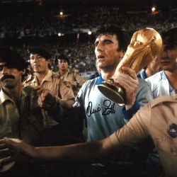 Dino Zoff Italy Signed 16 x 12 inch football photo. Dino Zoff Italy Signed 16 x 12 inch football photo.