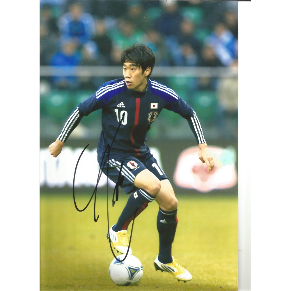 Shinji Kagawa Japan Signed 10 x 8 inch football photo. Shinji Kagawa Japan Signed 10 x 8 inch football photo.