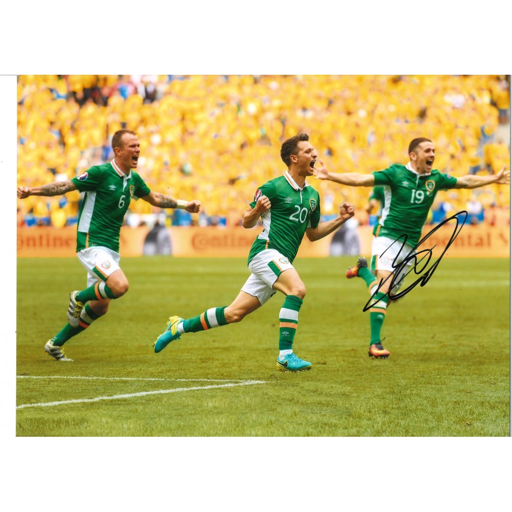 Robbie Brady Ireland Signed 16 x 12 inch football photo. Robbie Brady Ireland Signed 16 x 12 inch football photo.