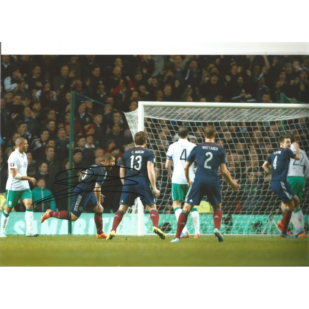 Shaun Maloney Scotland Signed 10 x 8 inch football photo. Shaun Maloney Scotland Signed 10 x 8 inch football photo.